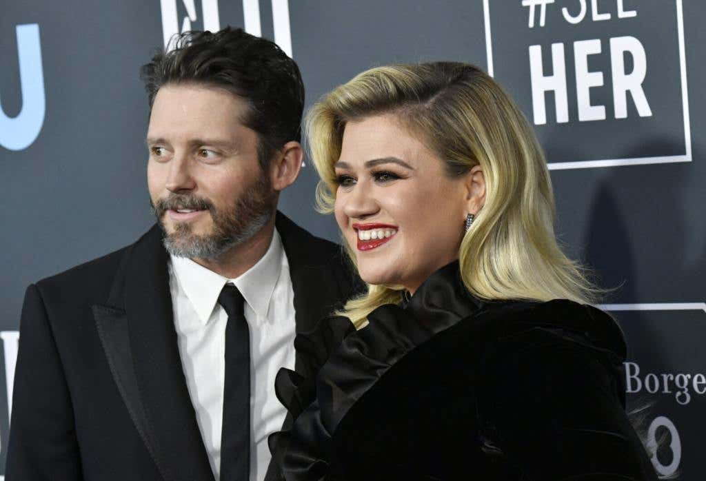 Kelly Clarkson Is Holding Her Head High Amid Messy Divorce