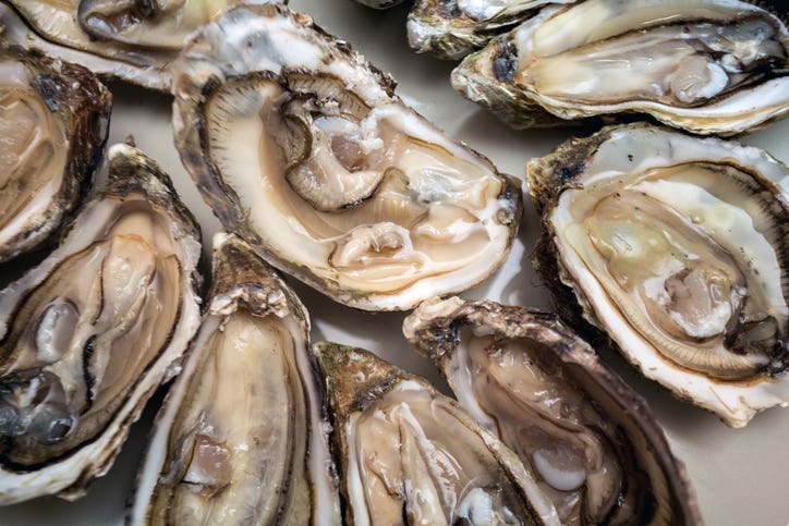 fresh oysters on a large plate"n